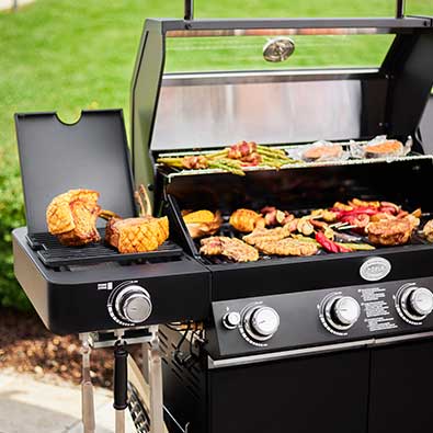Various grilled food and vegetables on the grill grate of the Videro G4-S NERO.