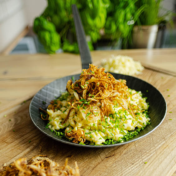 Allgäuer Kässpätzle Allgäuer Kässpätzle in der Bratpfanne Schmiedeeisern 24 cm