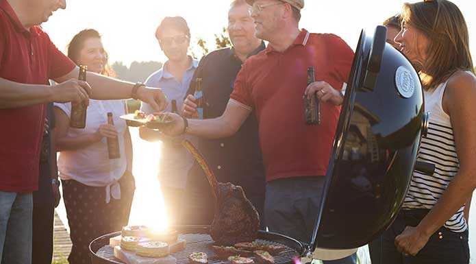 Holzkohle-Kugelgrill No.1 Sport F50 Freunde grillen mit dem Holzkohle-Kugelgrill No.1 Sport F50 am See