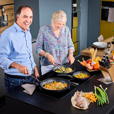 Cadini Bratpfannen Paar kocht mit den Cadini Bratpfannen Fisch und Gemüse