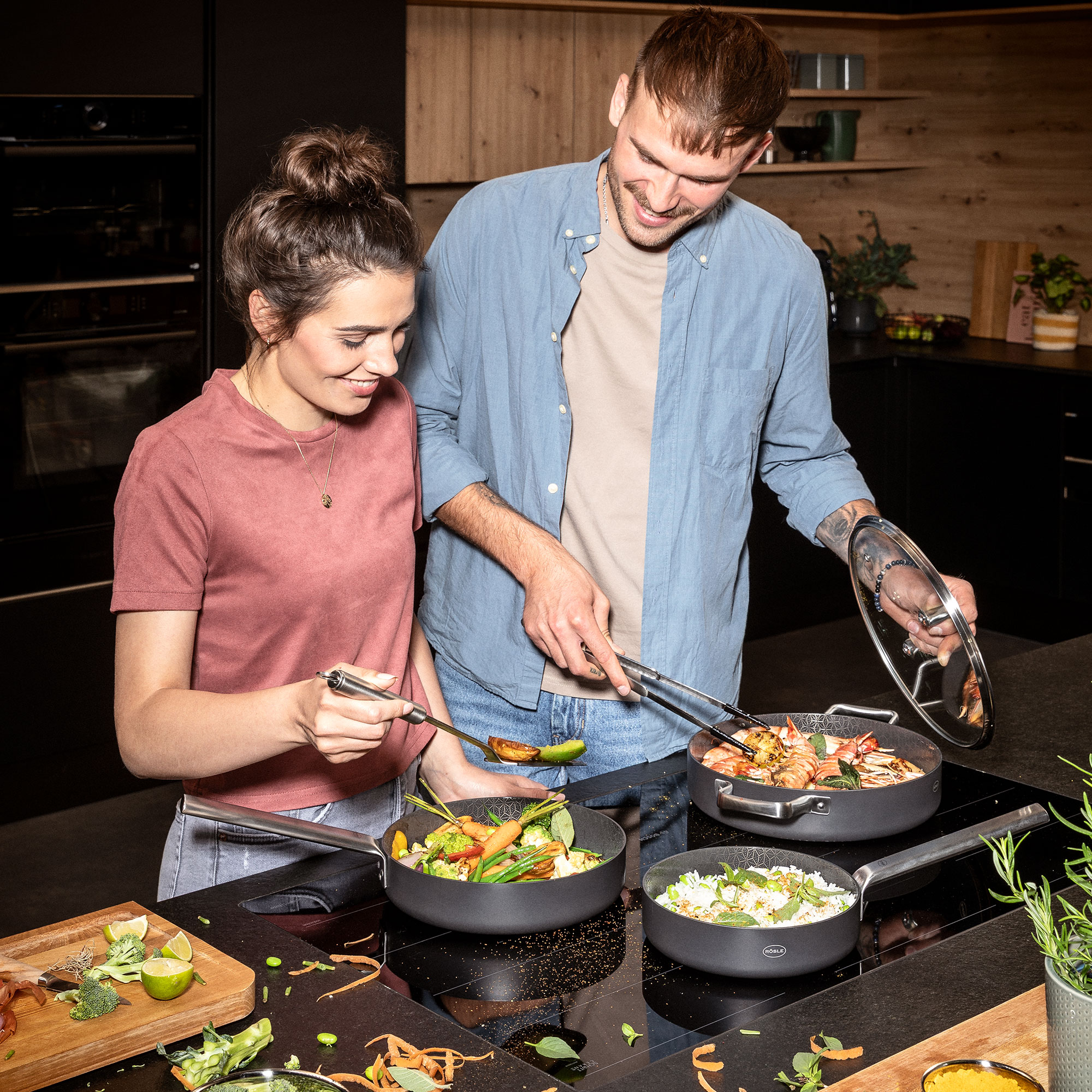 Bratpfanne EBONIC Ø 20 cm Pärchen kocht mit den EBONIC Pfannen verschiedene Gerichte in einer Küche