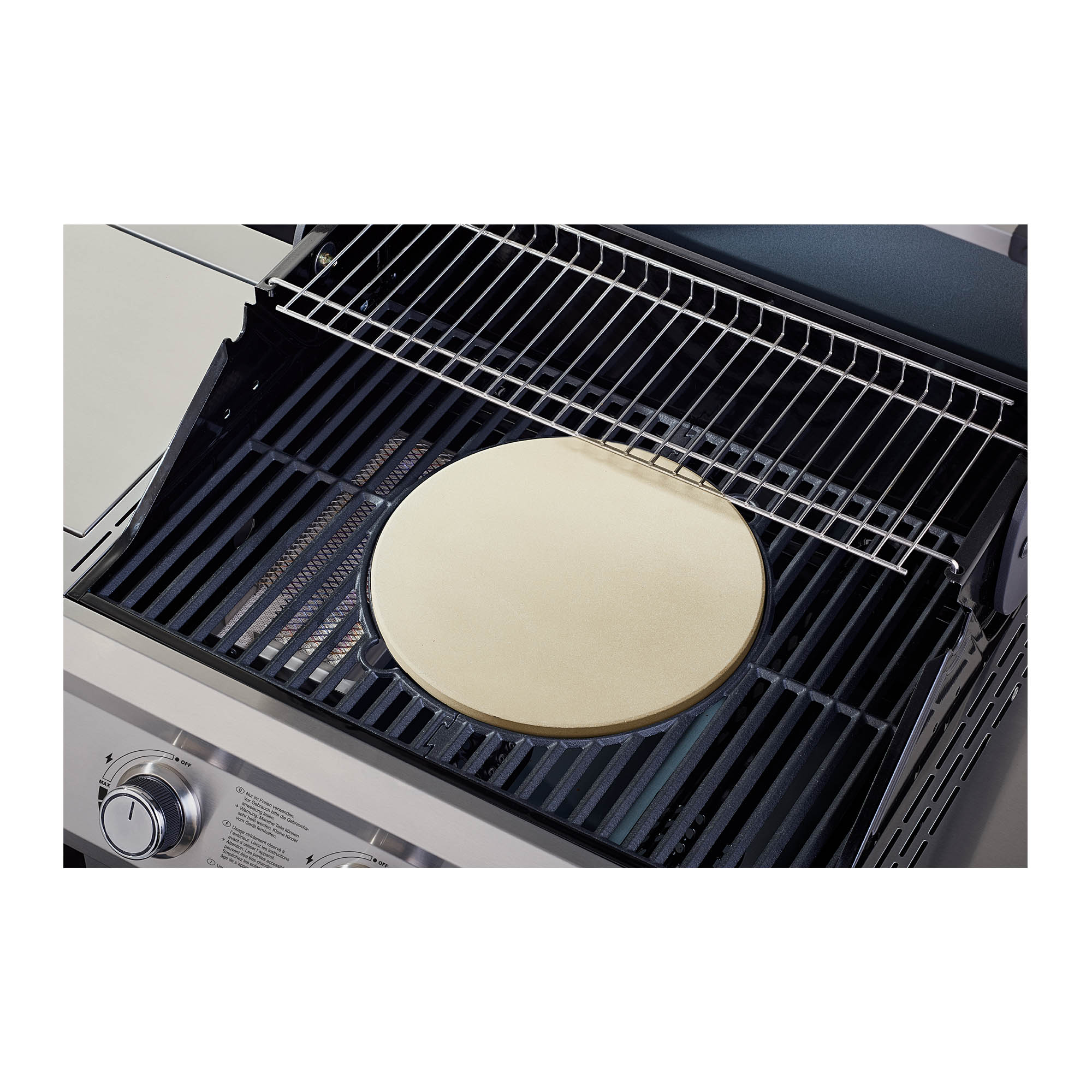 Gasgrill BBQ Station Artiso G3-S mit einer runden Grillplatte aus Edelstahl auf dem Rost.