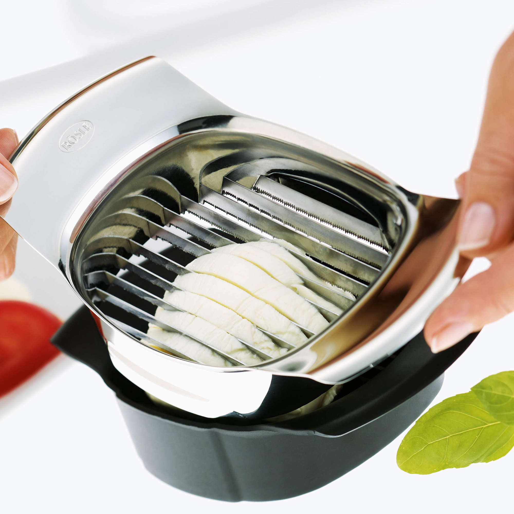 RÖSLE Tomaten-Mozzarella-Schneider Tomaten-Mozzarella-Schneider aus Edelstahl, zum gleichmäßigen Schneiden von Mozzarella.