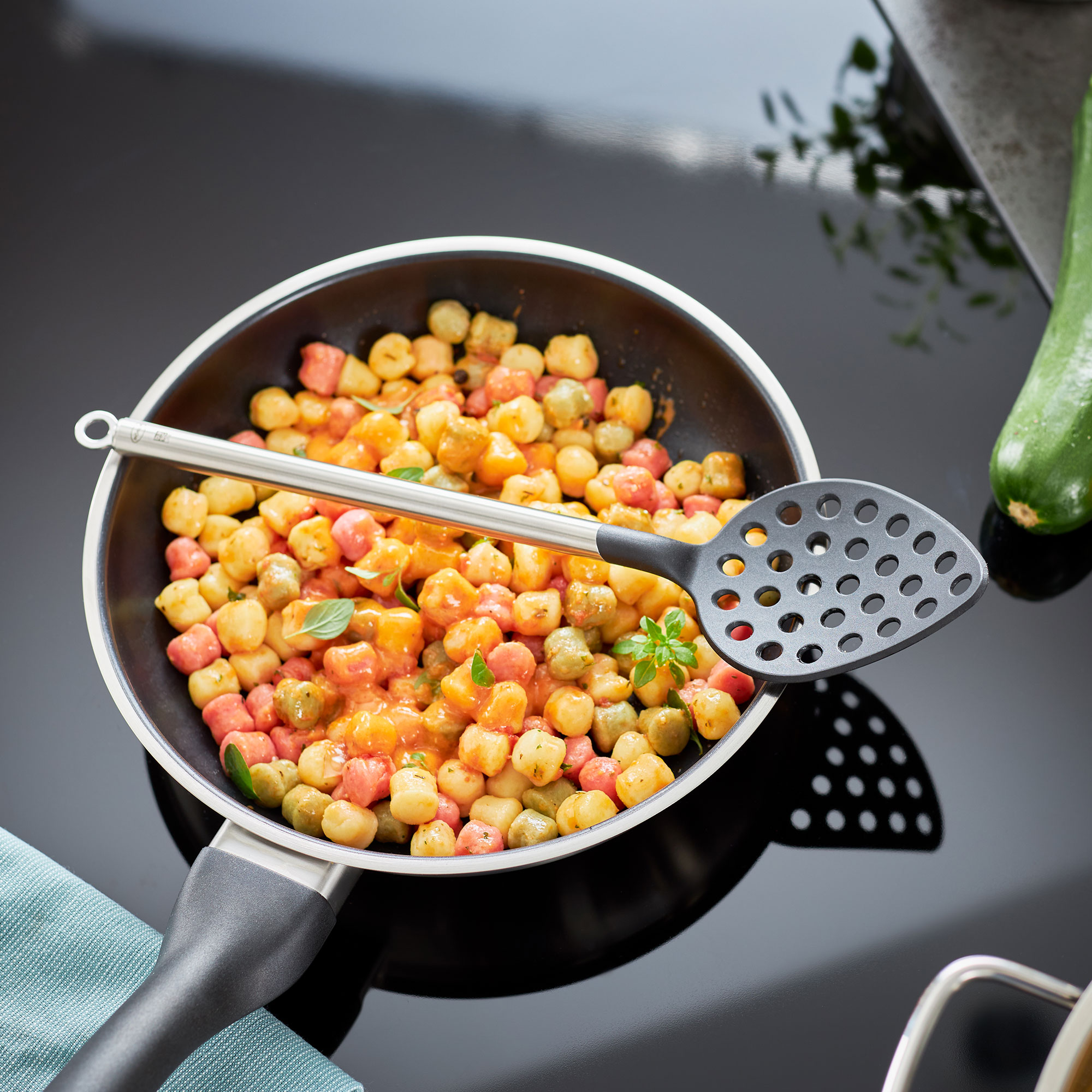 RÖSLE Gourmet Set Pasta mit Pfanne und Pfannenwender Gourmet Set mit Pfanne, gefüllt mit bunten Gnocchi und Gemüse, schwarzer Pfannenwender.