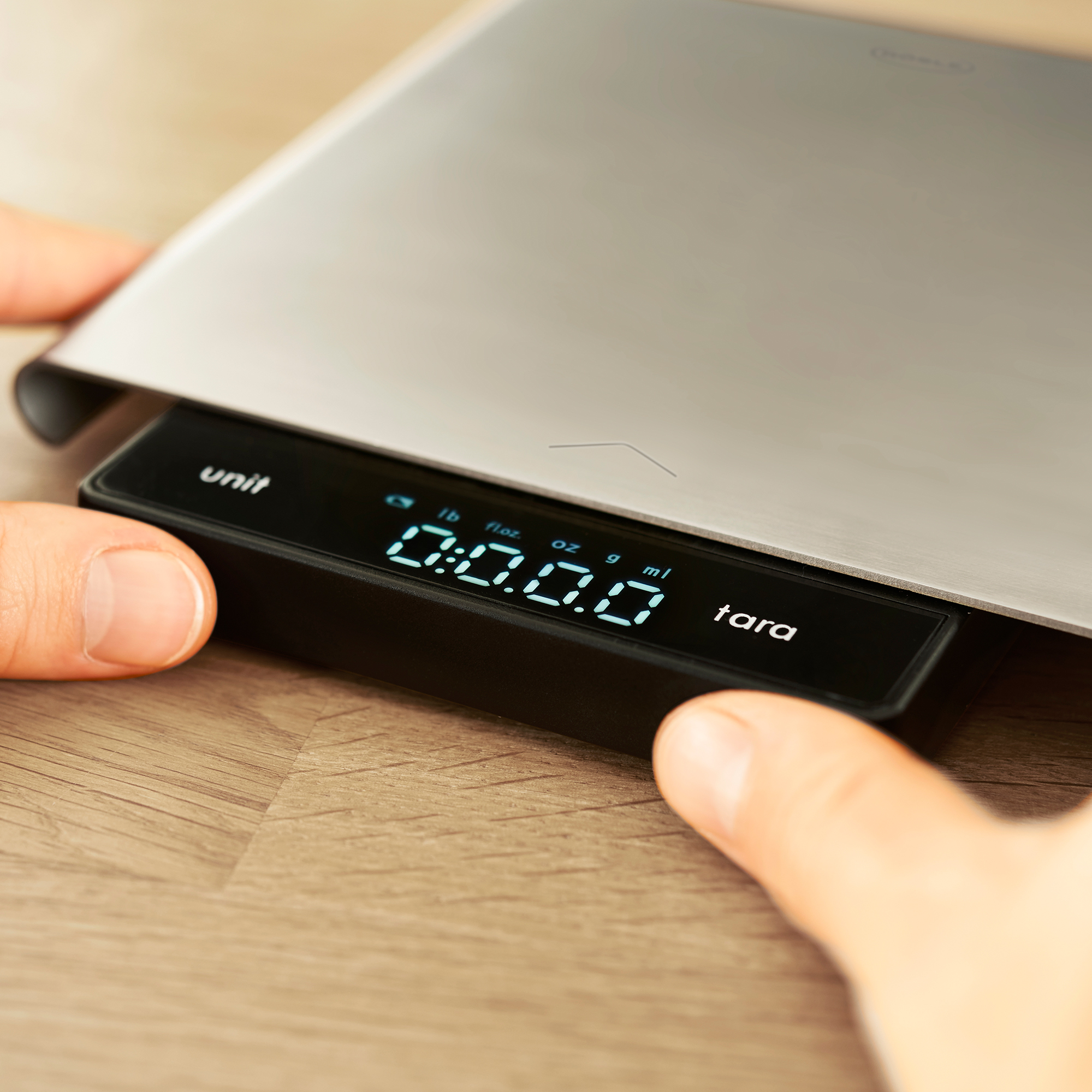 Digitale Küchenwaage von RÖSLE digitale Küchenwaage mit Schiebefunktion, schwarze Basis, digitale Anzeige, Benutzer hält...