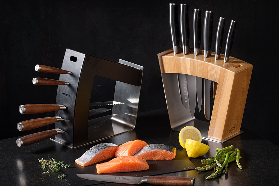 Knife block MoveX in black with the knives of the series Masterclass and knife block MoveX beech with the knives of the series Tradition
