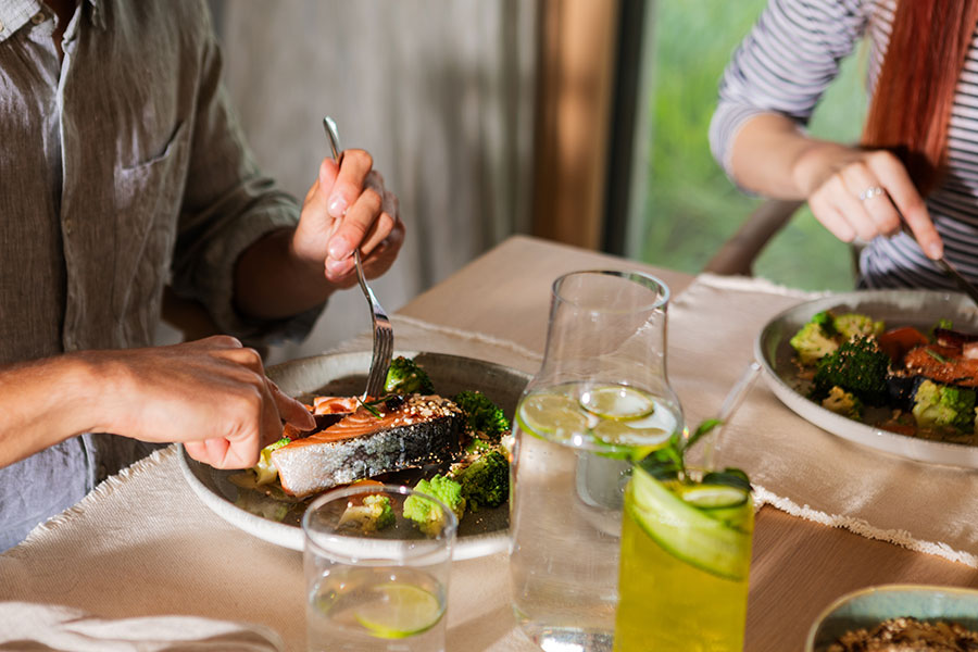 Returns Salmon and vegetables on a plate