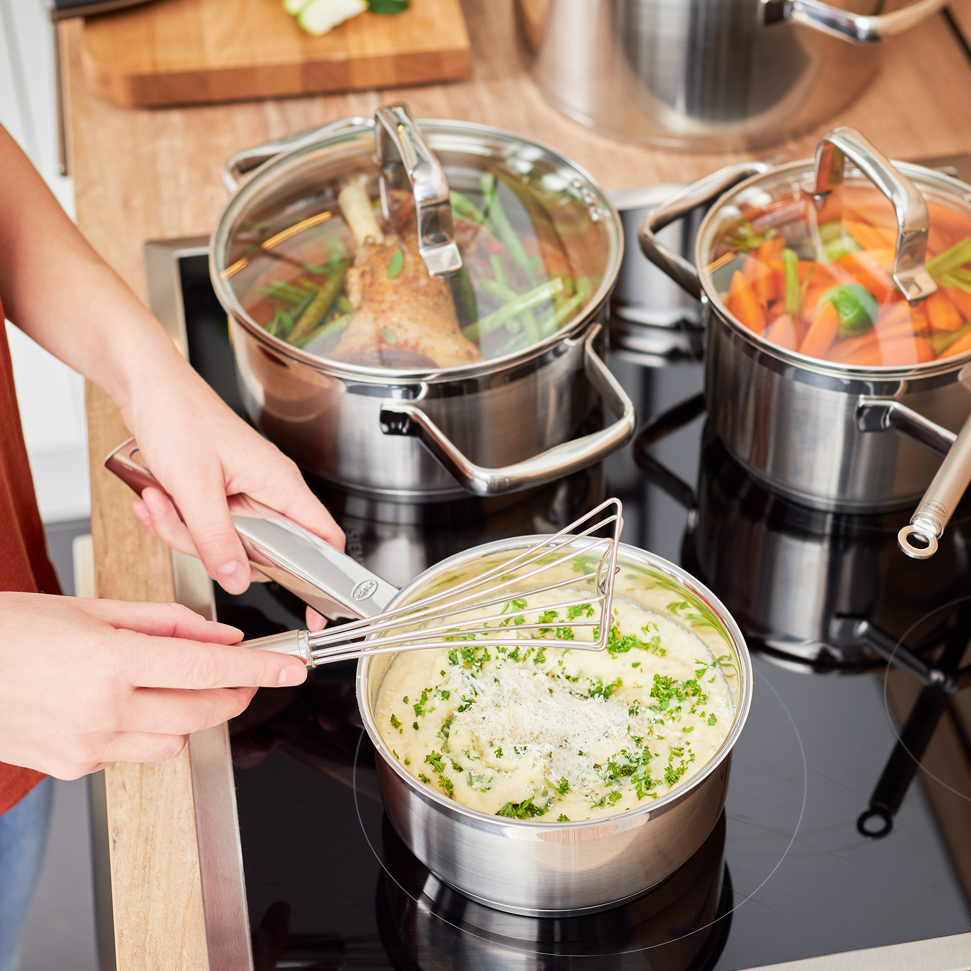 RÖSLE Gourmetbesen beim Kochen Gourmetbesen aus Edelstahl, 27 cm, wird zum Rühren von Kartoffelpüree in einem Topf verwendet.