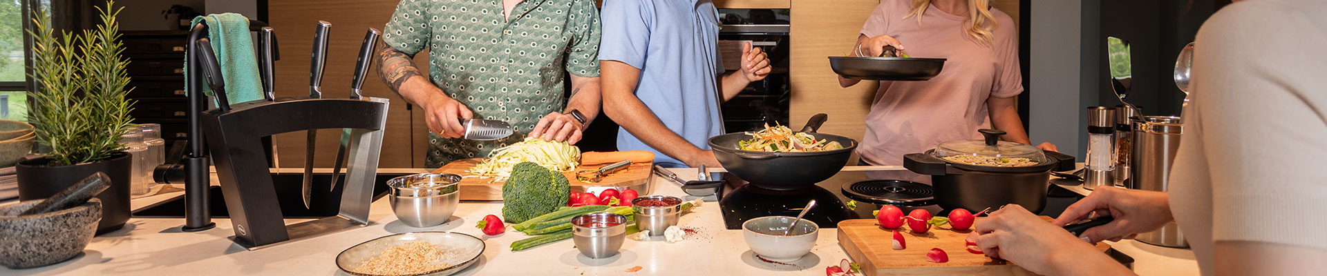 Kochgeschirr Serie Cadini Freunde kochen zusammen in der Küche mit den CADINI Pfannen.