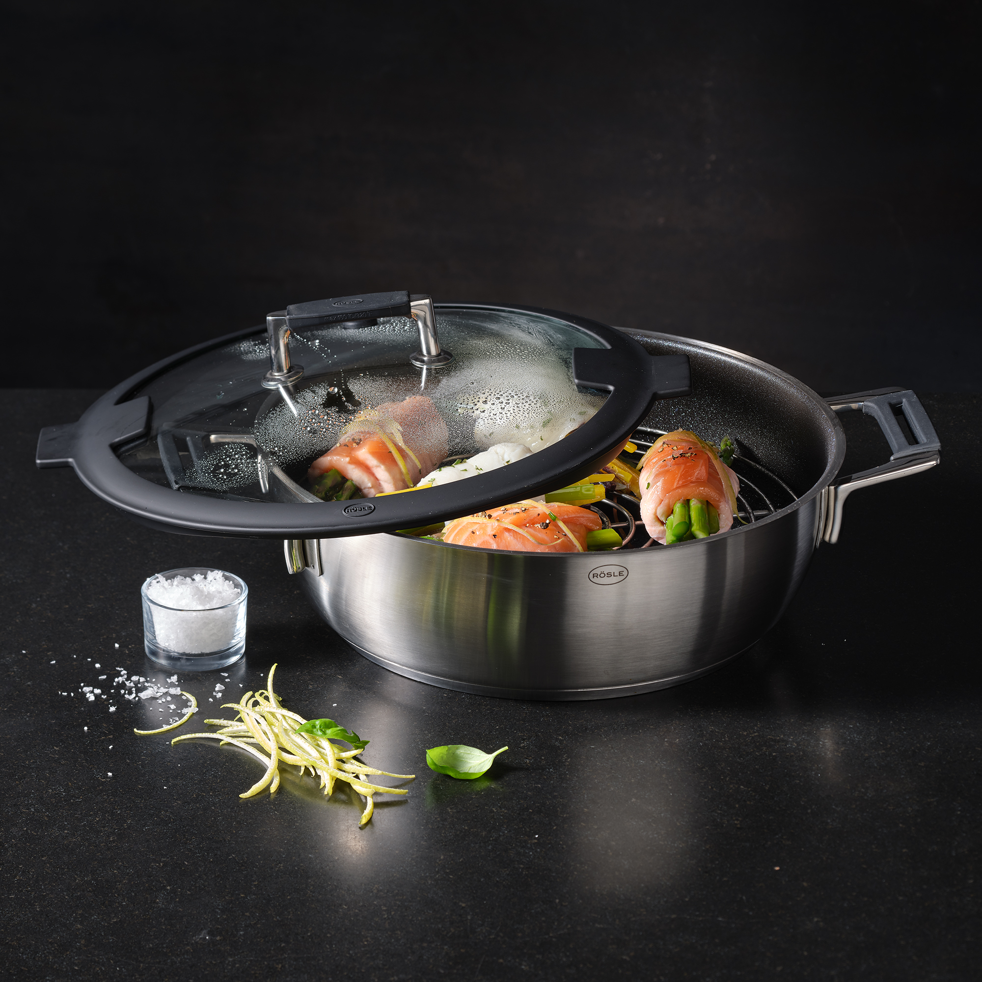 RÖSLE Aroma steamer braising pan 28 cm Aroma steamer braising pan, 28 cm, made of stainless steel with glass lid and steamer insert,...