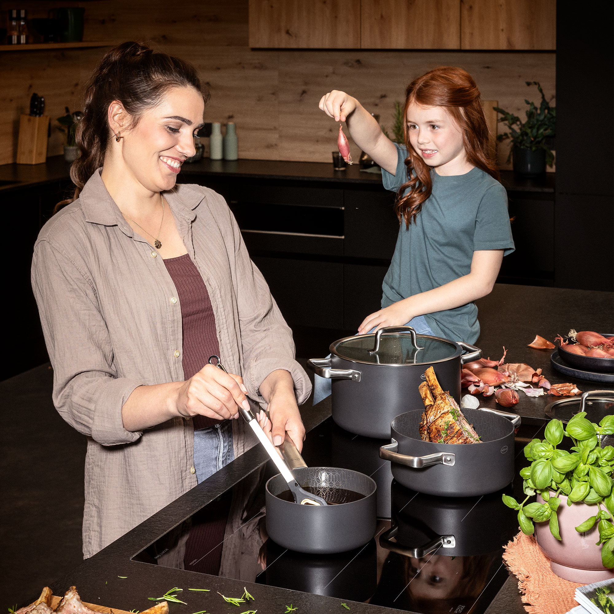 Mutter und Tochter kochen zusammen mit den EBONIC Kochtöpfen in einer Küche