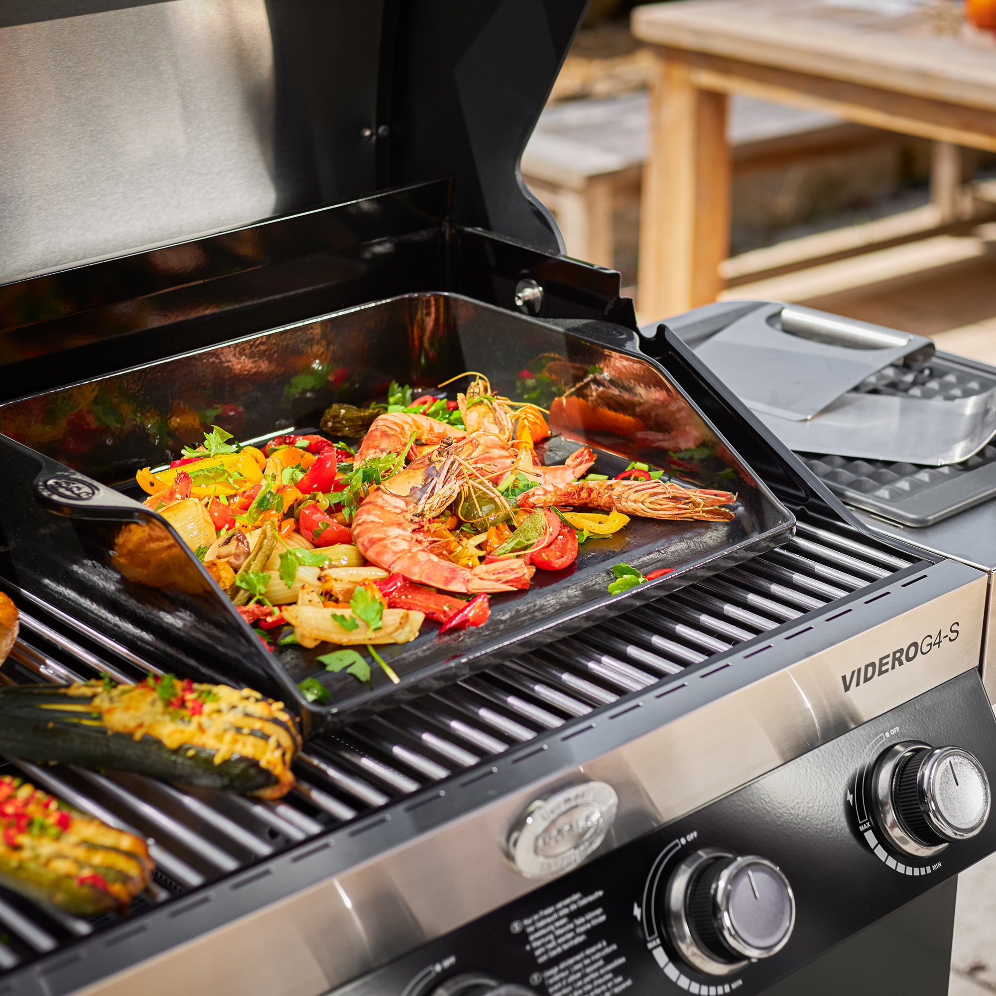 Edelstahl Grillrost Videro Grillrost aus Edelstahl mit Meeresfrüchten und Gemüse auf einem Grill.