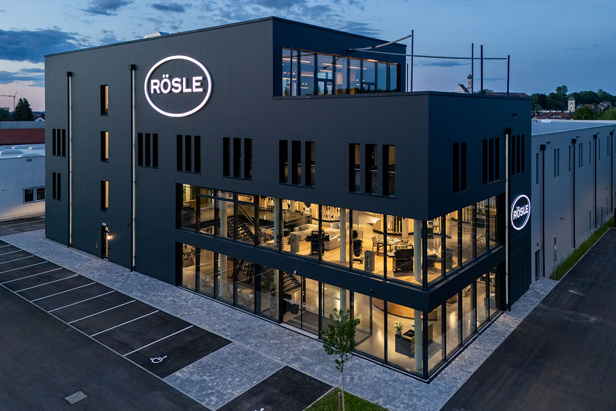 RÖSLE Neubau 2025 RÖSLE Outlet beleuchtet von außen in der Nacht