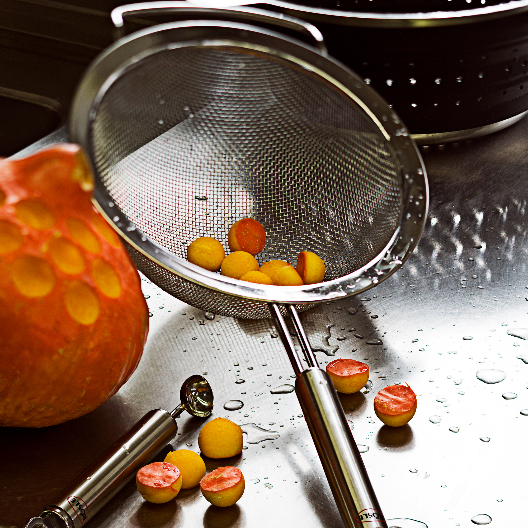 RÖSLE kitchen sieve, coarse mesh, round handle Kitchen strainer with round handle, coarse-meshed, made of stainless steel, on a wet work...