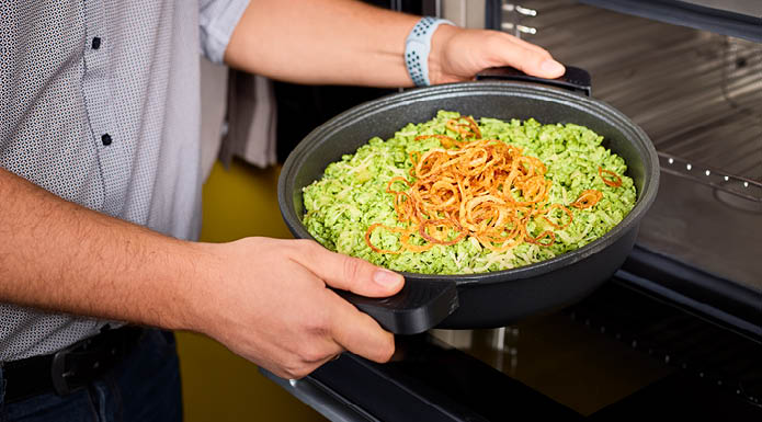Cadini Servierpfanne Spinatspätzle in der Cadini Servierpfanne wird in den Ofen geschoben