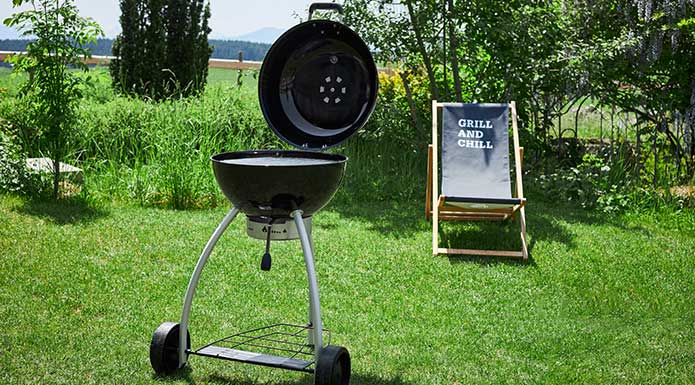 Holzkohle Kugelgrill Holzkohle Kugelgrill im Garten