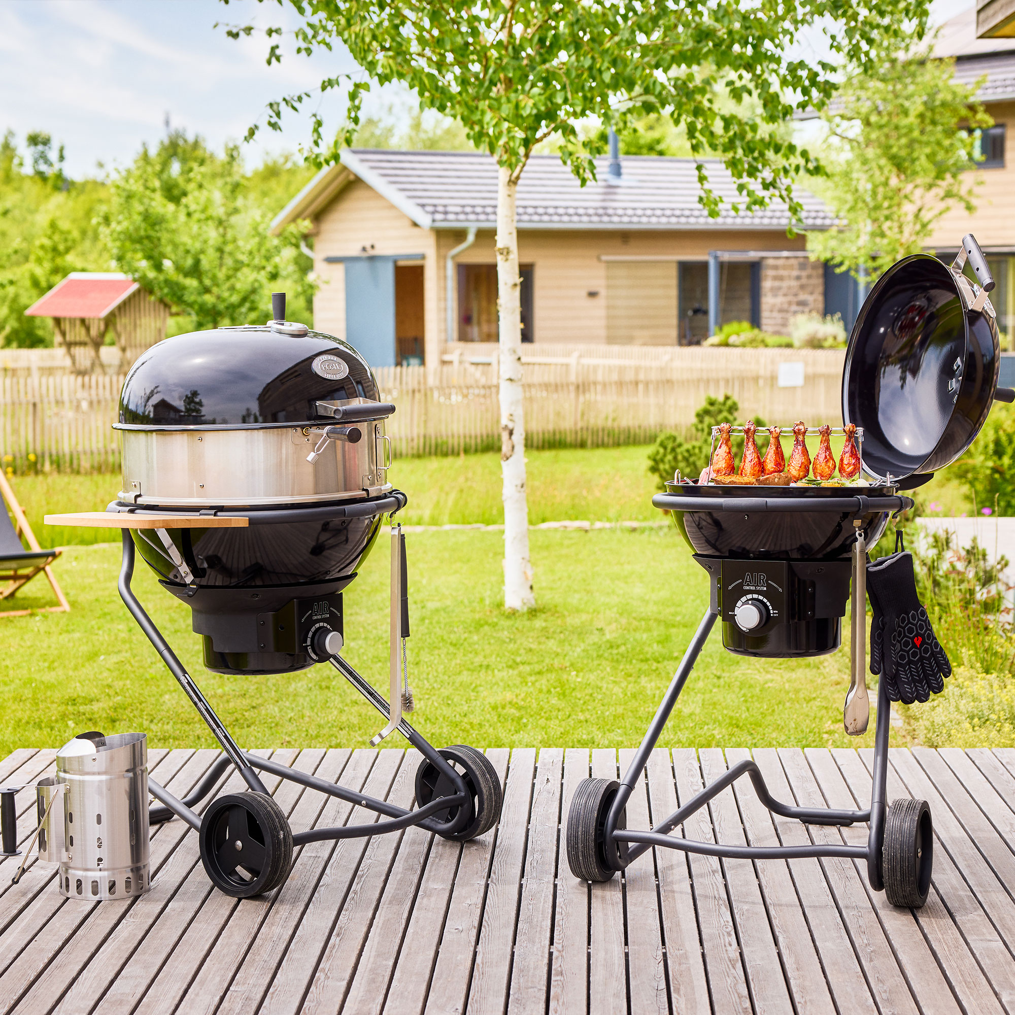 RÖSLE Holzkohlegrill AIR F50 PRO Holzkohlegrill AIR F50 PRO in Schwarz, mit Grillfläche und Zubehör, auf einer Holzterrasse...