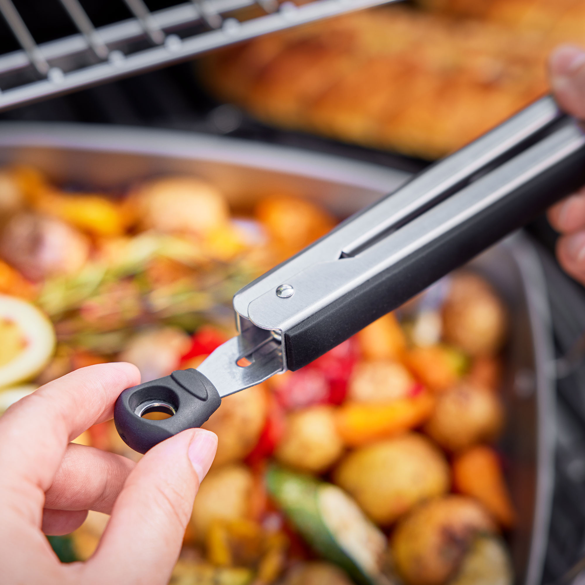 RÖSLE Grillzange für Gemüse Grillzange aus Edelstahl, schwarz, in der Hand gehalten, zum Wenden von Gemüse auf dem Grill.