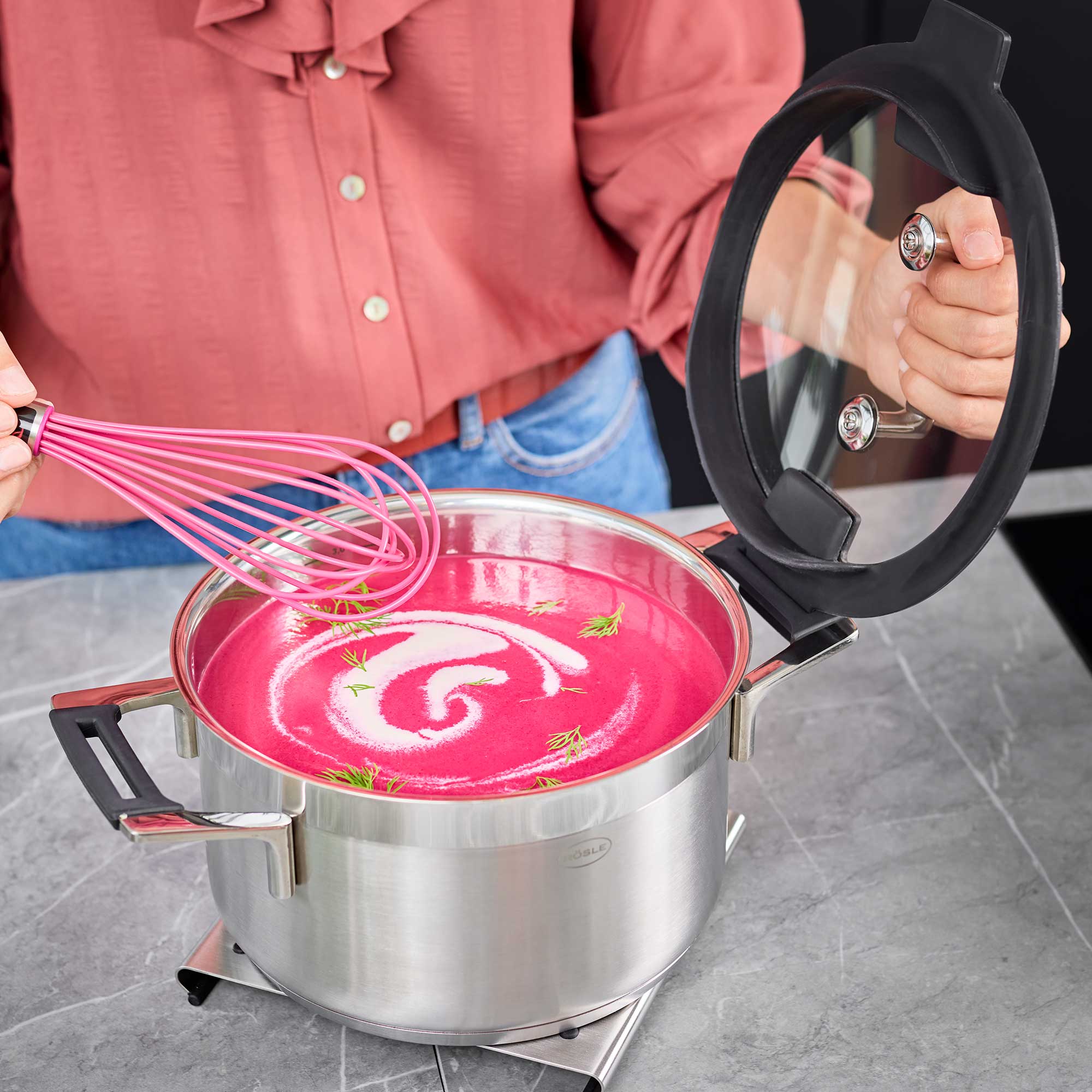 RÖSLE Kochtopf Silence PRO mit pinker Suppe Kochtopf Silence PRO, 24 cm, aus Edelstahl, mit pinker Suppe und einem Schneebesen in der...