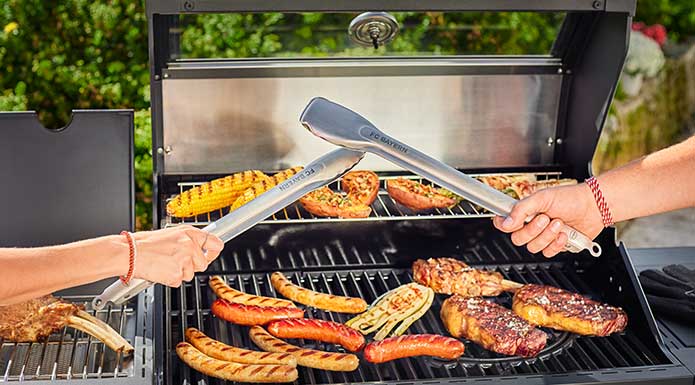 wenden von Würstchen mit FC Bayern Edition Premium Barbecue-Grillzange 