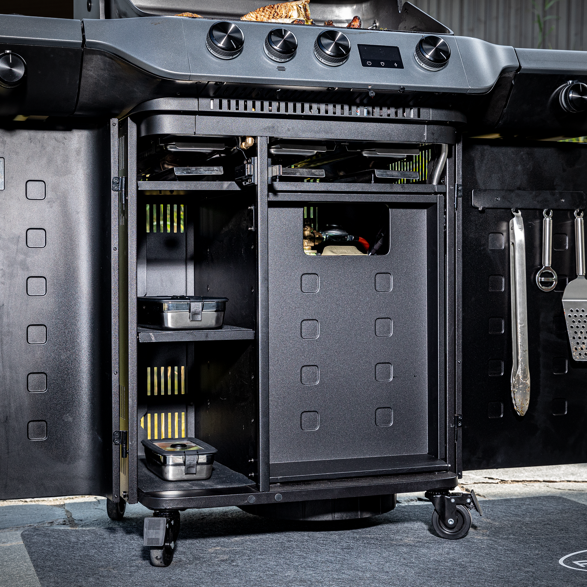 RÖSLE Blazeflame Master 3 Grillwagen Blazeflame Master 3 Grillwagen mit offenem Stauraum, zwei Regalen und mobilen Rollen.