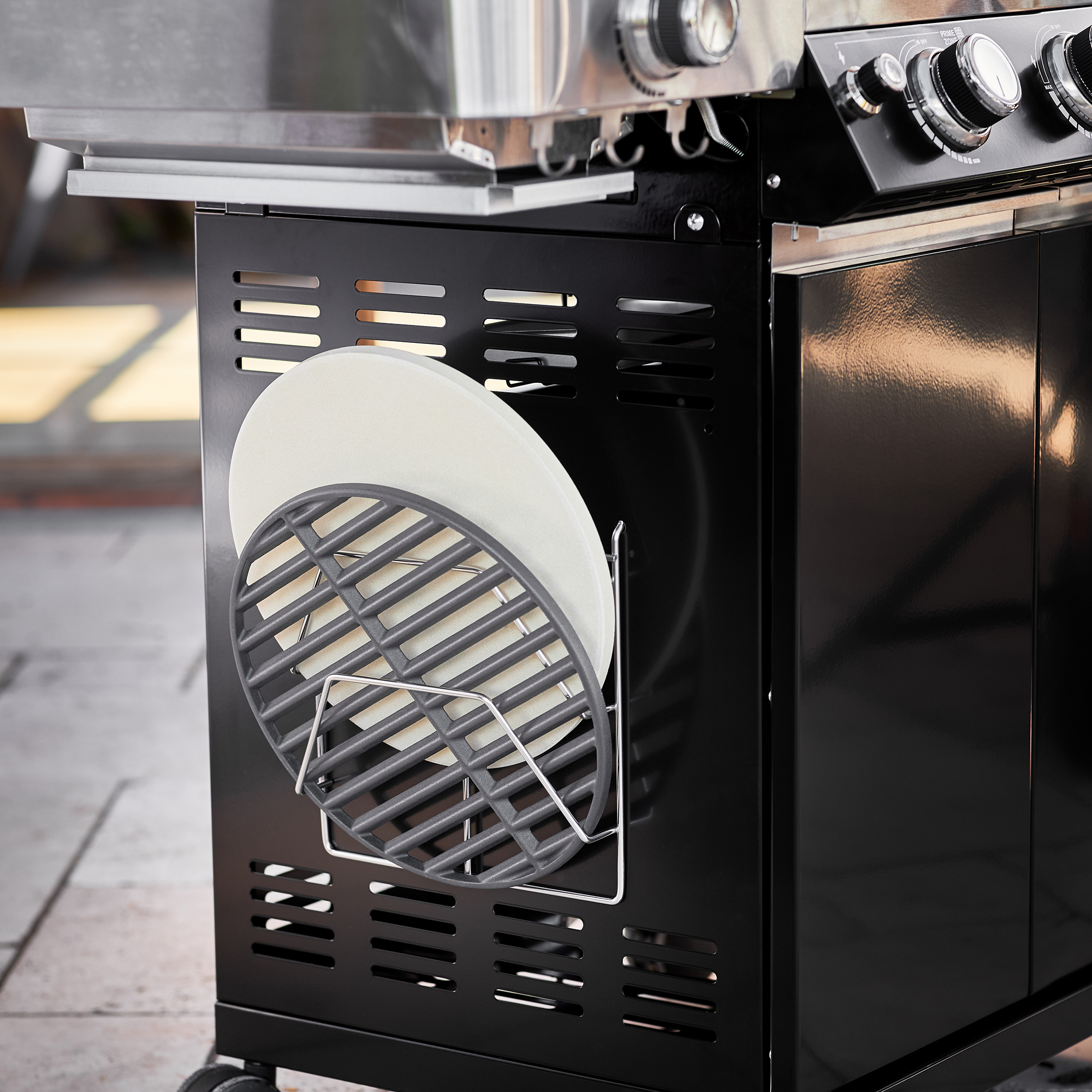 Ablage für Grillzubehör am RÖSLE Gasgrill Videro G4-S Gasgrill BBQ Station Videro G4-S in Schwarz mit Ablage für Grillzubehör.