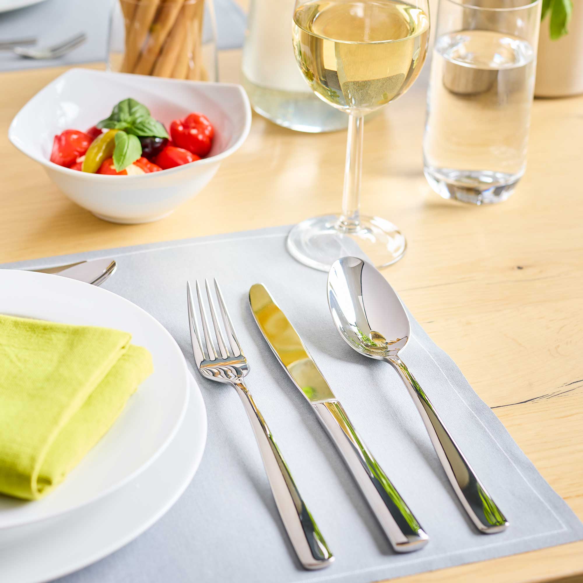 RÖSLE Besteckset Elegance, 60-teilig, Edelstahl Besteckset Elegance aus Edelstahl, 60-teilig, auf einem gedeckten Tisch mit grünem Servietten,...