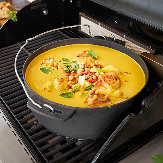 Ananas-Curry mit Hähnchenkeulen Ananas-Curry mit Hähnchenkeulen in dem Dutch Oven Vario