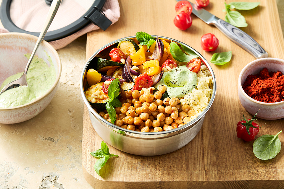 Mediterrane Kichererbsen-Bowl mit Bulgur, Ofengemüse und Feta-Kräuter-Creme listing.imageAltPrefix