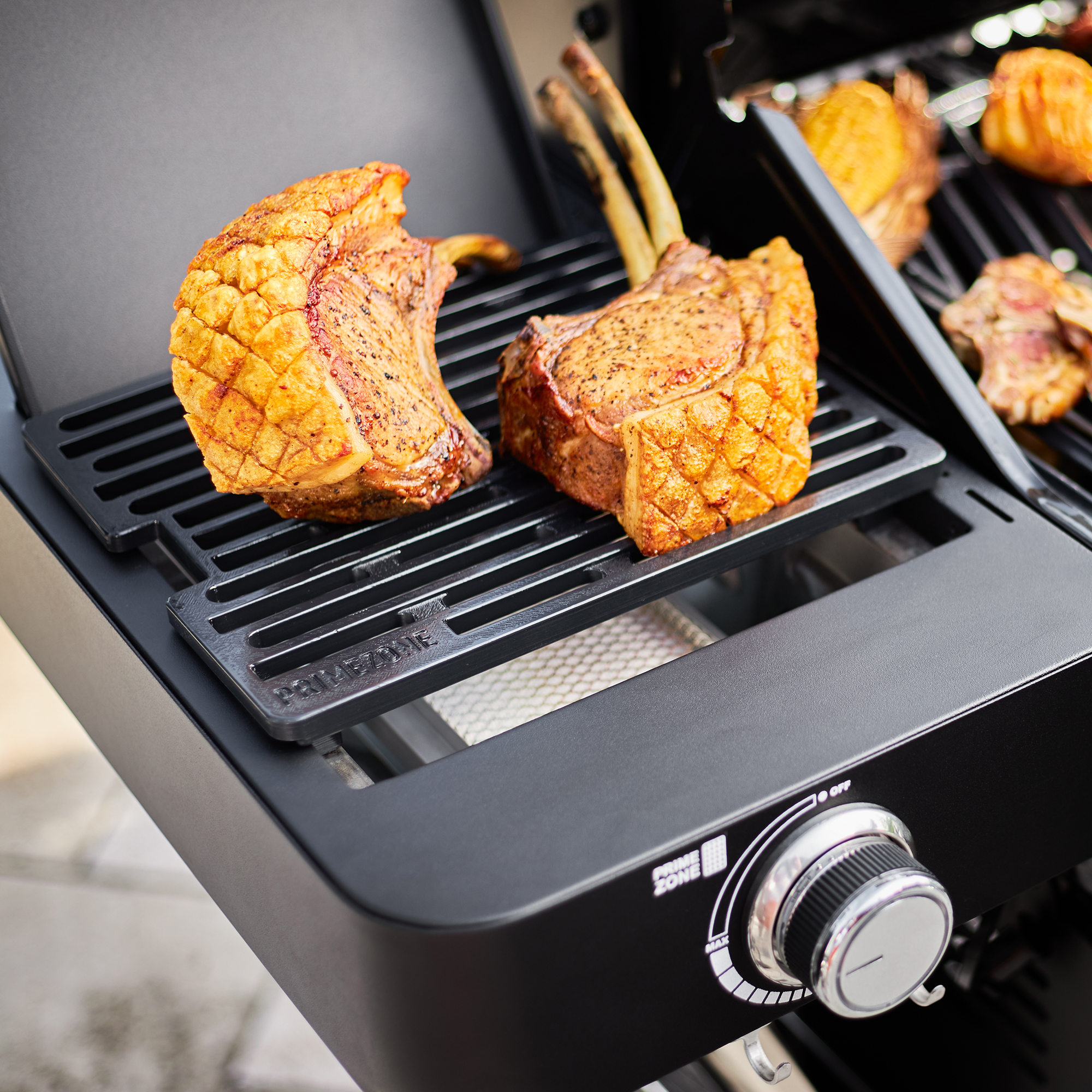 Gusseisen Grillrost für Videro S-Modelle von RÖSLE Grillrost aus Gusseisen für Videro S-Modelle mit gegrillten Fleischstücken.