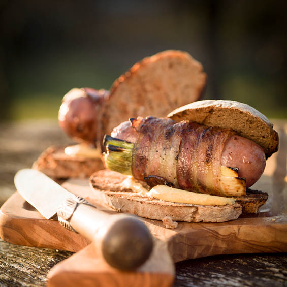 Gegrillte Speckwurst Gegrillte Speckwurst mit Bauernbrot