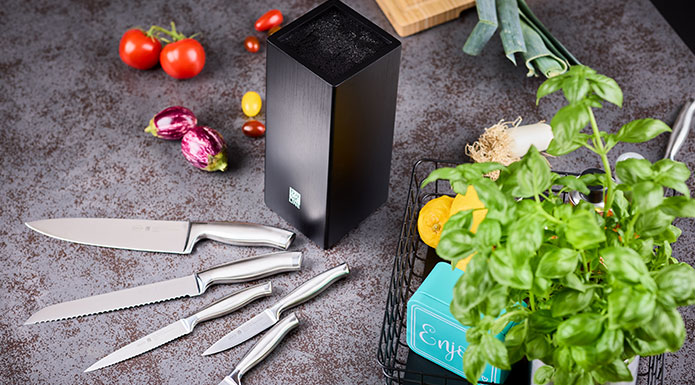 Basic Line Messerblock Basic Line mit Messern auf Arbeitsplatte