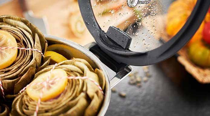 Artichokes in the SILENCE PRO series cooking pot. Lid is safely stored in the handle.