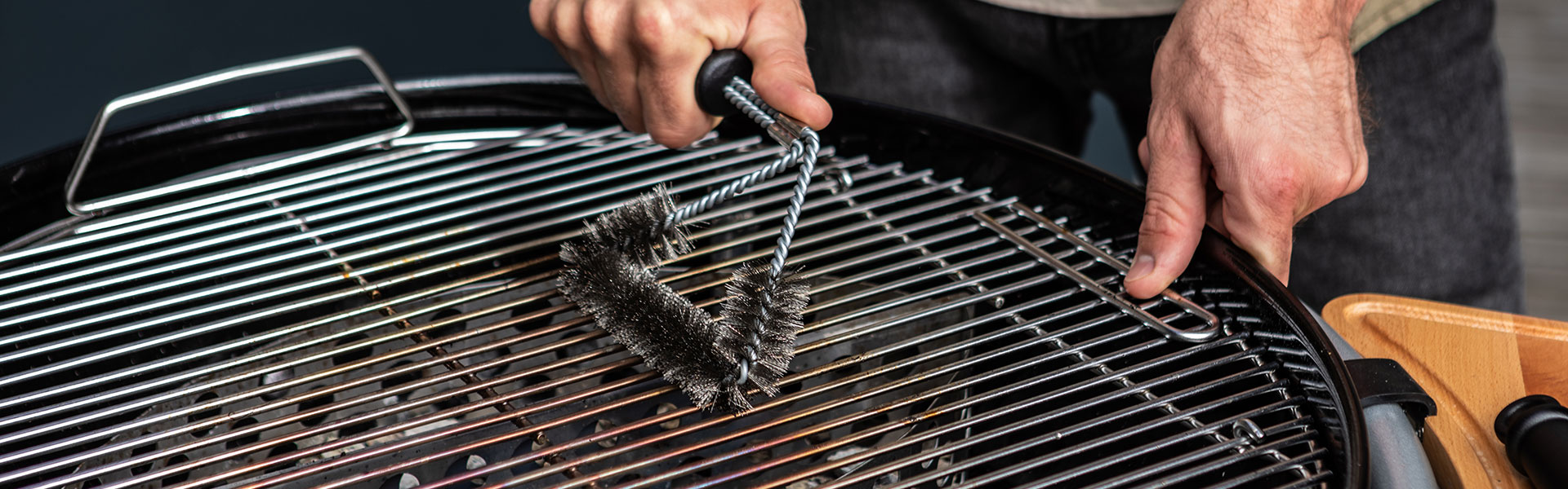 Grillbürste von RÖSLE beim Reinigen des Grillrosts Grillbürste in Gebrauch, um den Grillrost zu reinigen.