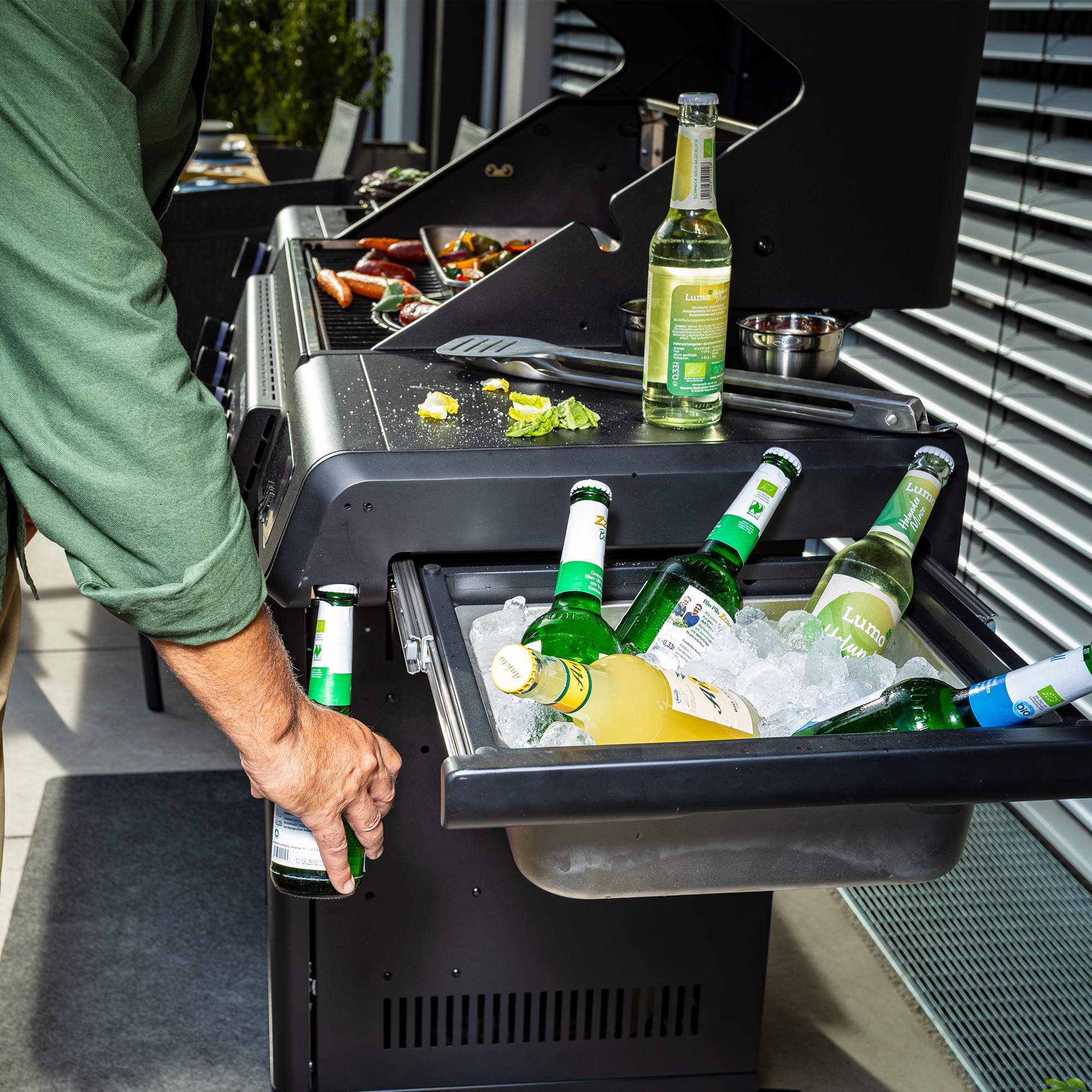 RÖSLE EPICFLAME PRO 4 EPICFLAME PRO 4 Gasgrill mit Flaschenöffner und Auszugsbehälter