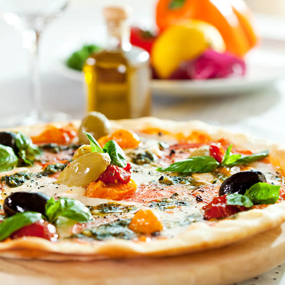 Pizza Pizza mit Oliven und Paprika