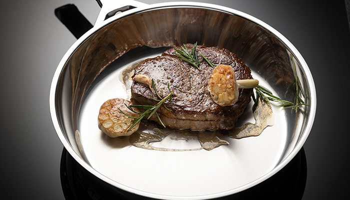 Edelstahl Steak angebraten in der Bratpfanne Silence Pro mit der Edelstahl Oberfläche