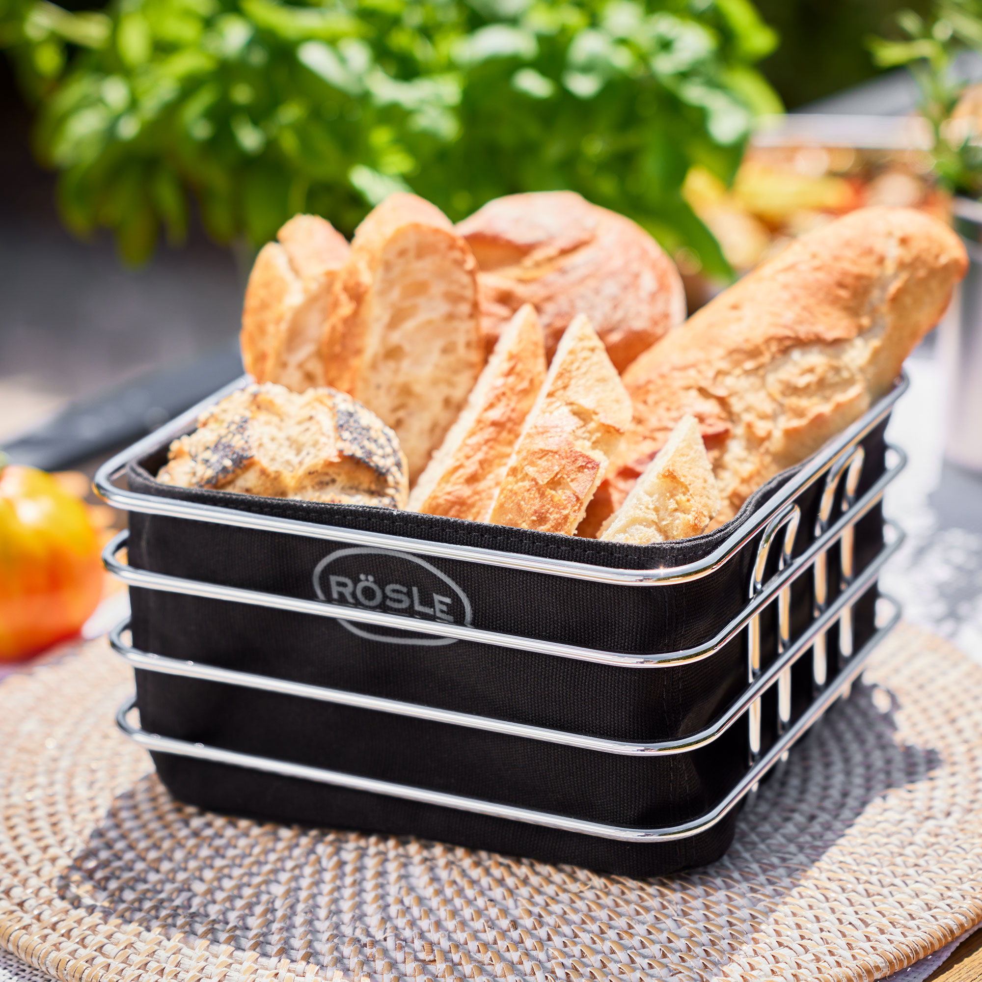 Brotkorb aus schwarzem Material mit verschiedenen Brotsorten