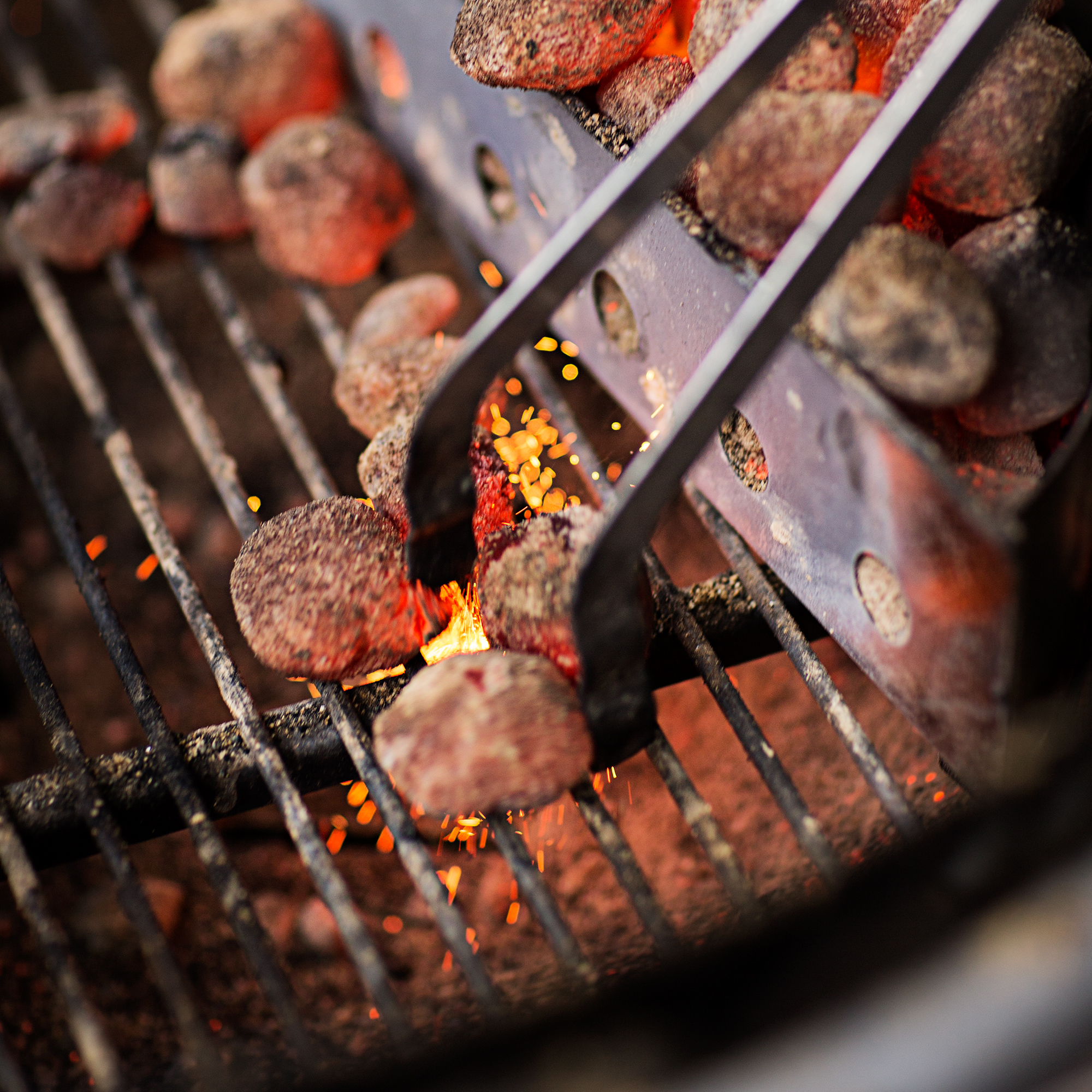 RÖSLE Kohlezange für Grillkohle Kohlezange aus Edelstahl, 50 cm, greift Grillkohle auf einem Grillrost.