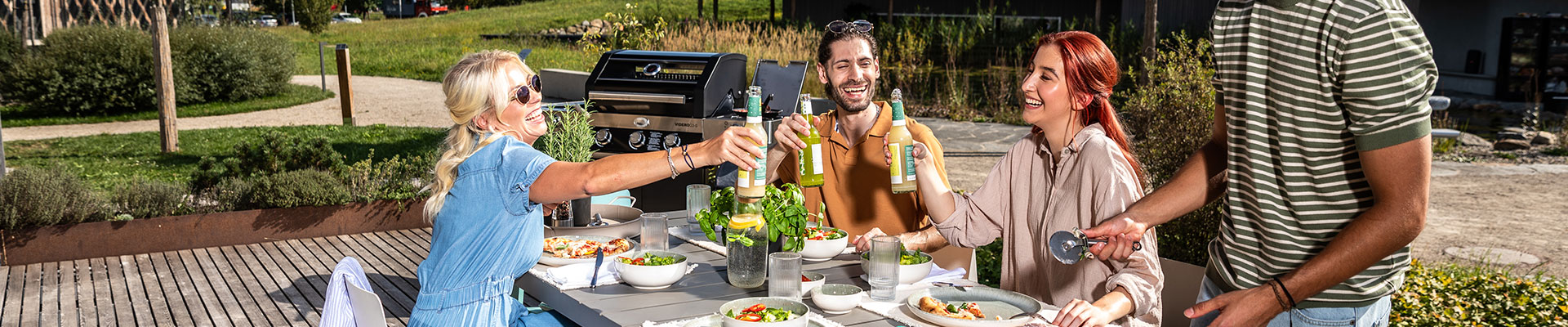 Service Freunde stoßen auf der Terrasse zusammen an