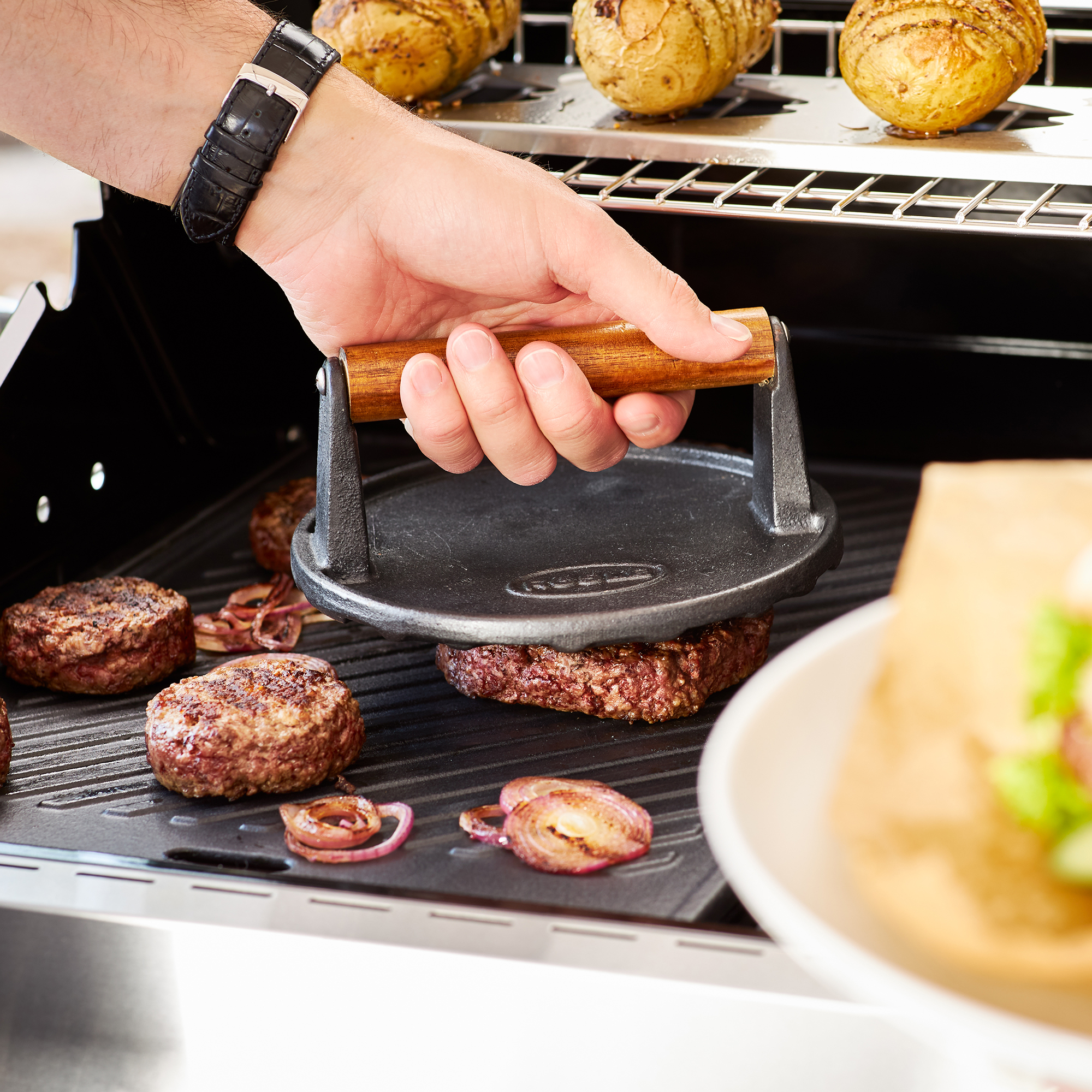 RÖSLE BBQ-Presse BBQ-Presse aus Gusseisen mit Holzgriff, zum Pressen von Burger-Patties auf dem Grill.