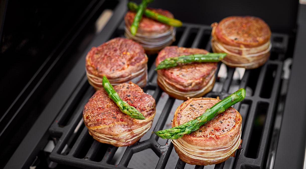 Steaks Runde Steaks mit Spargel-Topping auf dem Grill