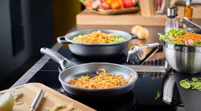 Cadini frying pan 24 cm Onions in the Cadini frying pan 24 cm, in the background the Cadini serving pan and the spaghetti...