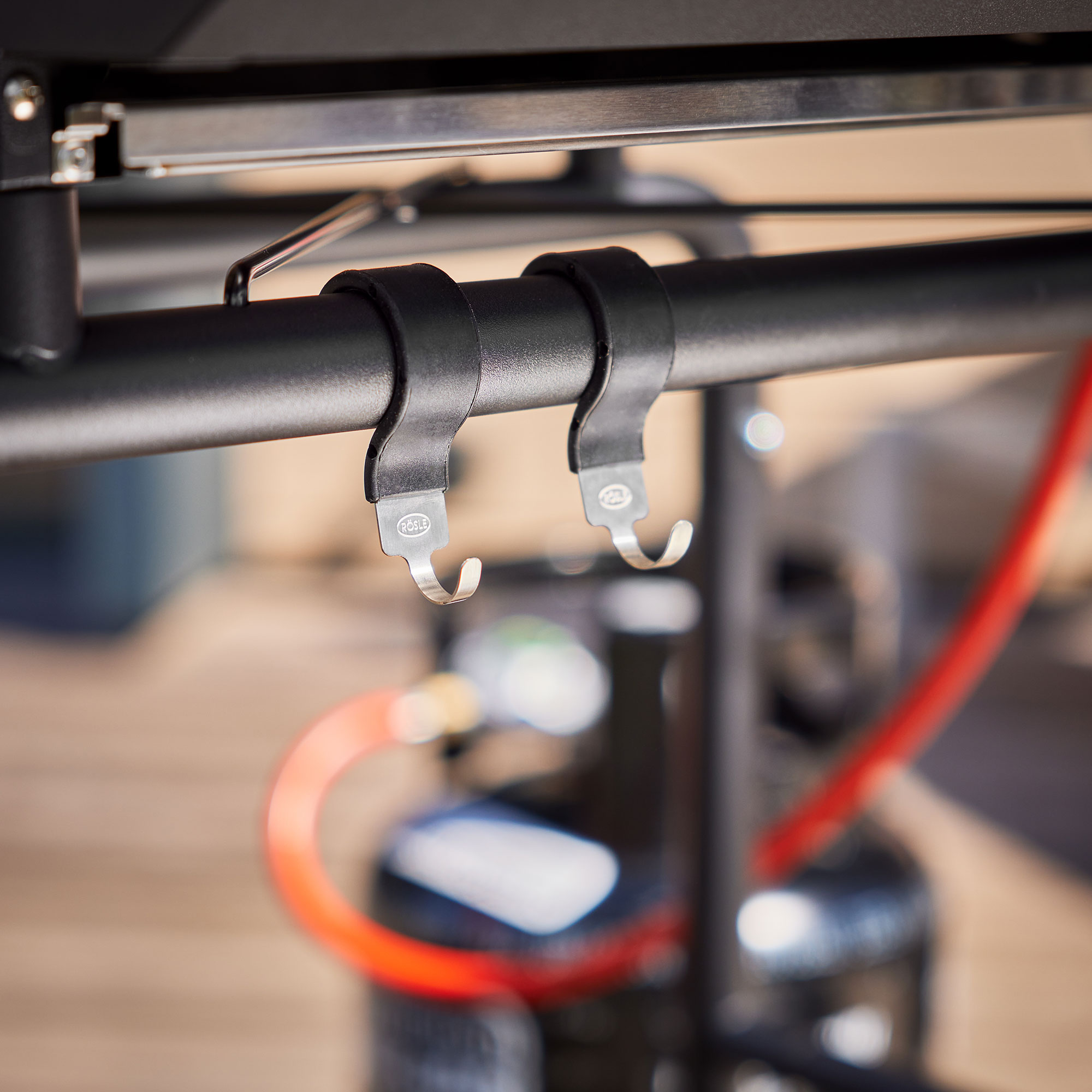 Halterungen am RÖSLE Videro G2-P Grilluntergestell Videro G2-P Grilluntergestell mit zwei Halterungen für Grillzubehör.