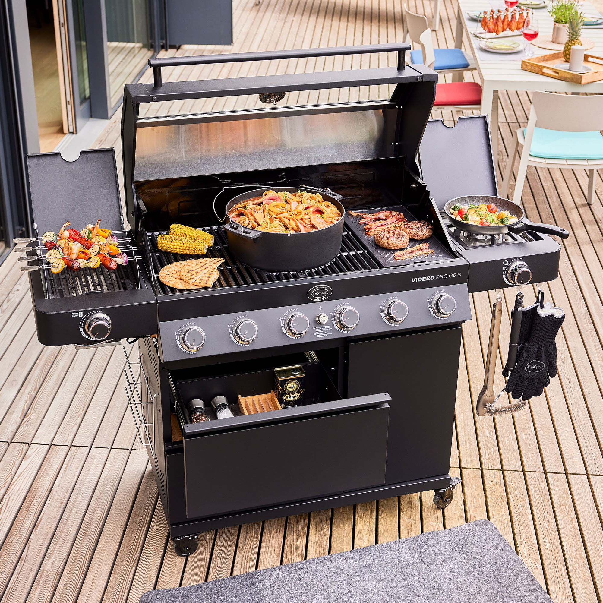 RÖSLE Gasgrill Videro G6-S PRO Gasgrill Videro G6-S PRO in Schwarz mit Grillfläche, Gemüse und Fleisch auf dem Grillrost,...