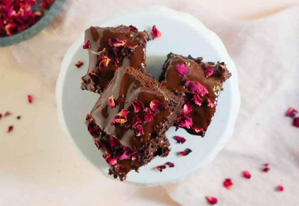 Brownies with rose petals