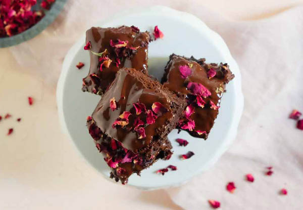 Brownies with rose petals Brownies with rose petals