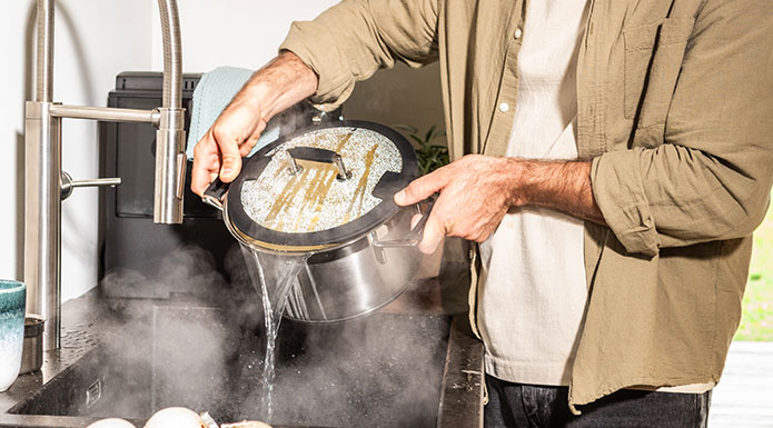 Hochwertige Töpfe Ausgießen von Kochwasser aus dem Silence PRO Kochtopf
