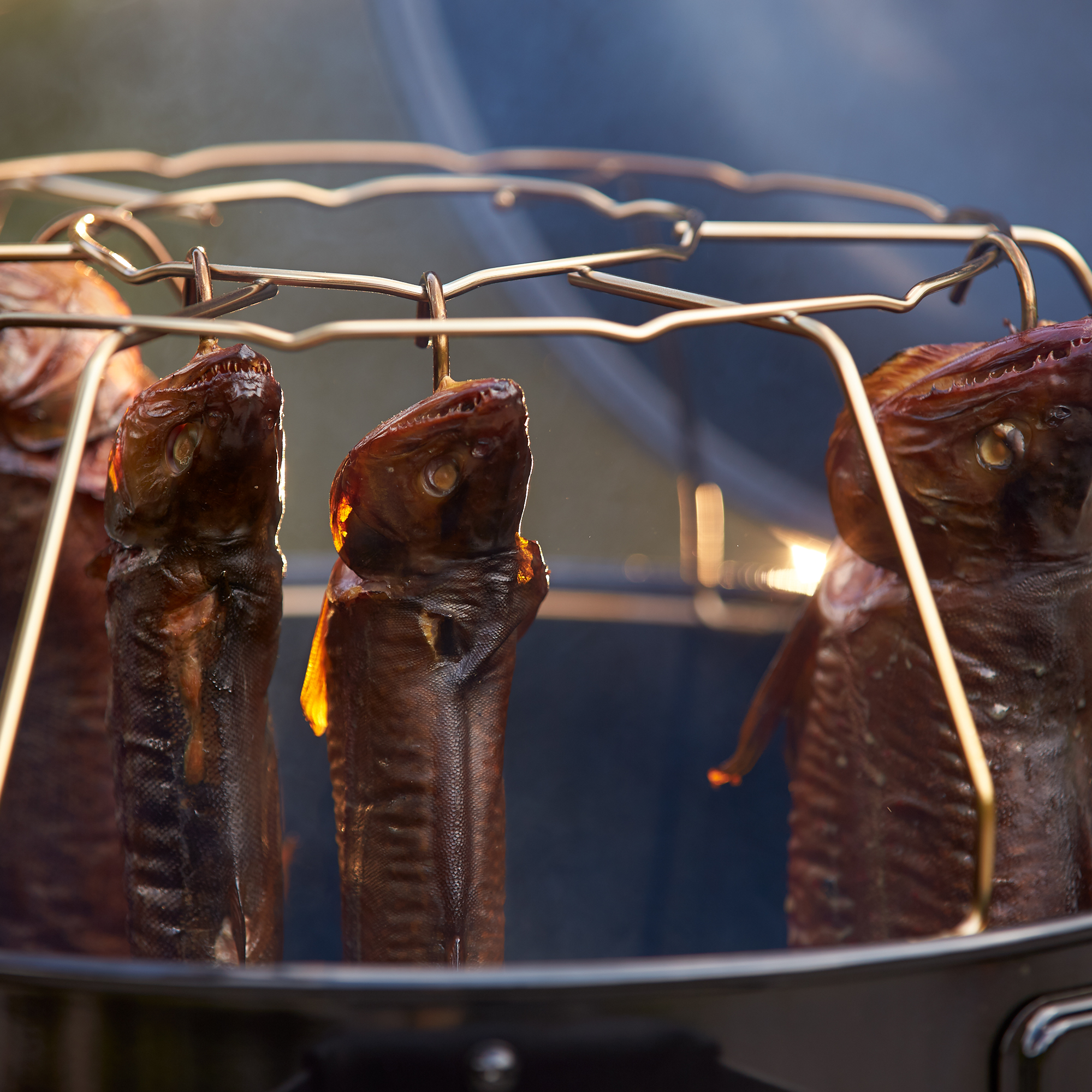 Smoking hook set from RÖSLE with smoked fish Smoking hook set, 6-piece, with smoked fish in the grill.
