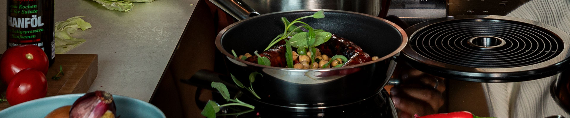 Pfannen Pureelements Pfanne der Serie Pureelements auf dem Herd.